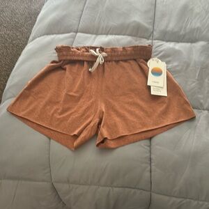 Vuori boyfriend short in Palo Santo Heather. 3.5 inch length and unfinished hem.